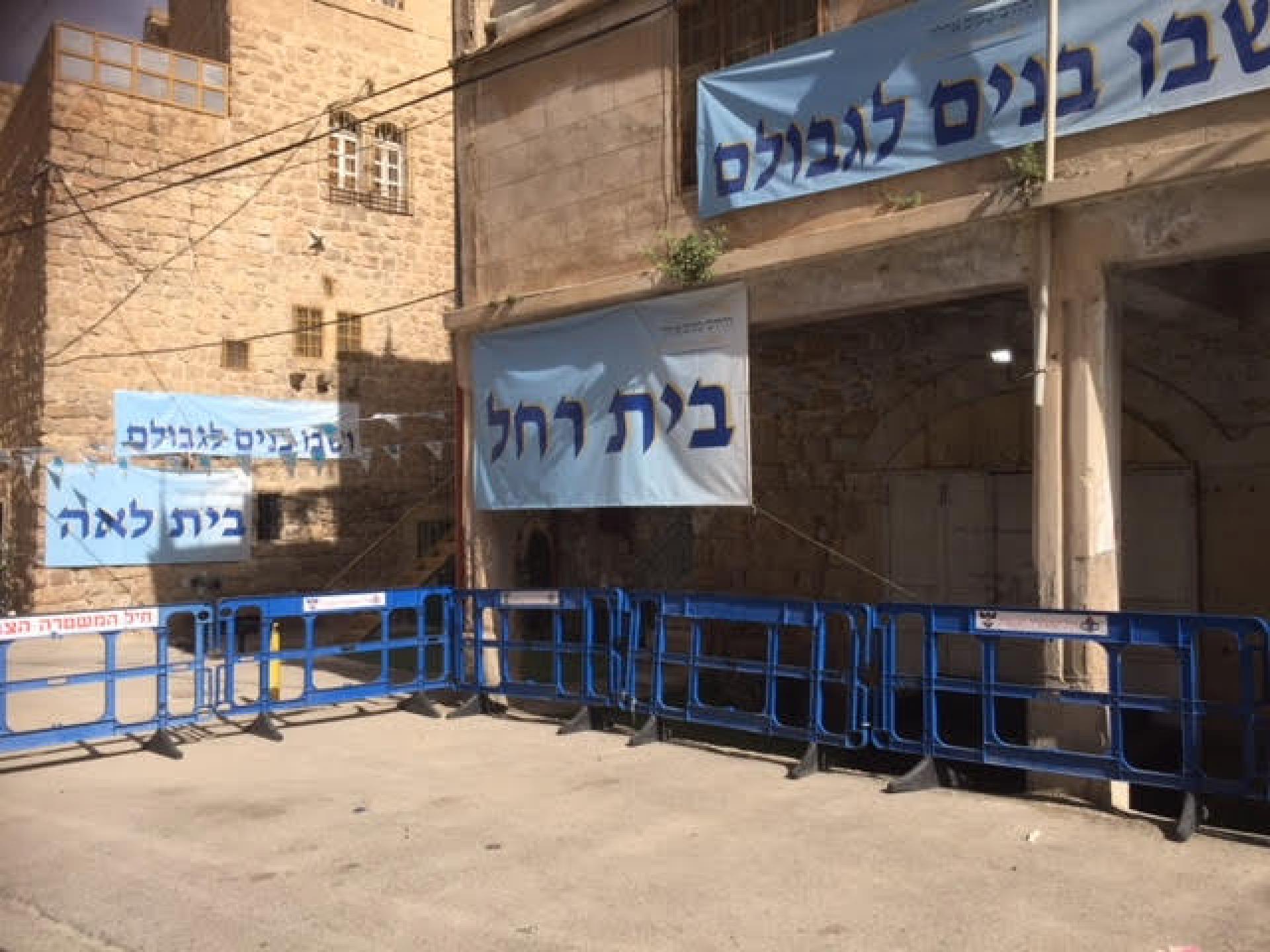 The police barriers protect  the settlers