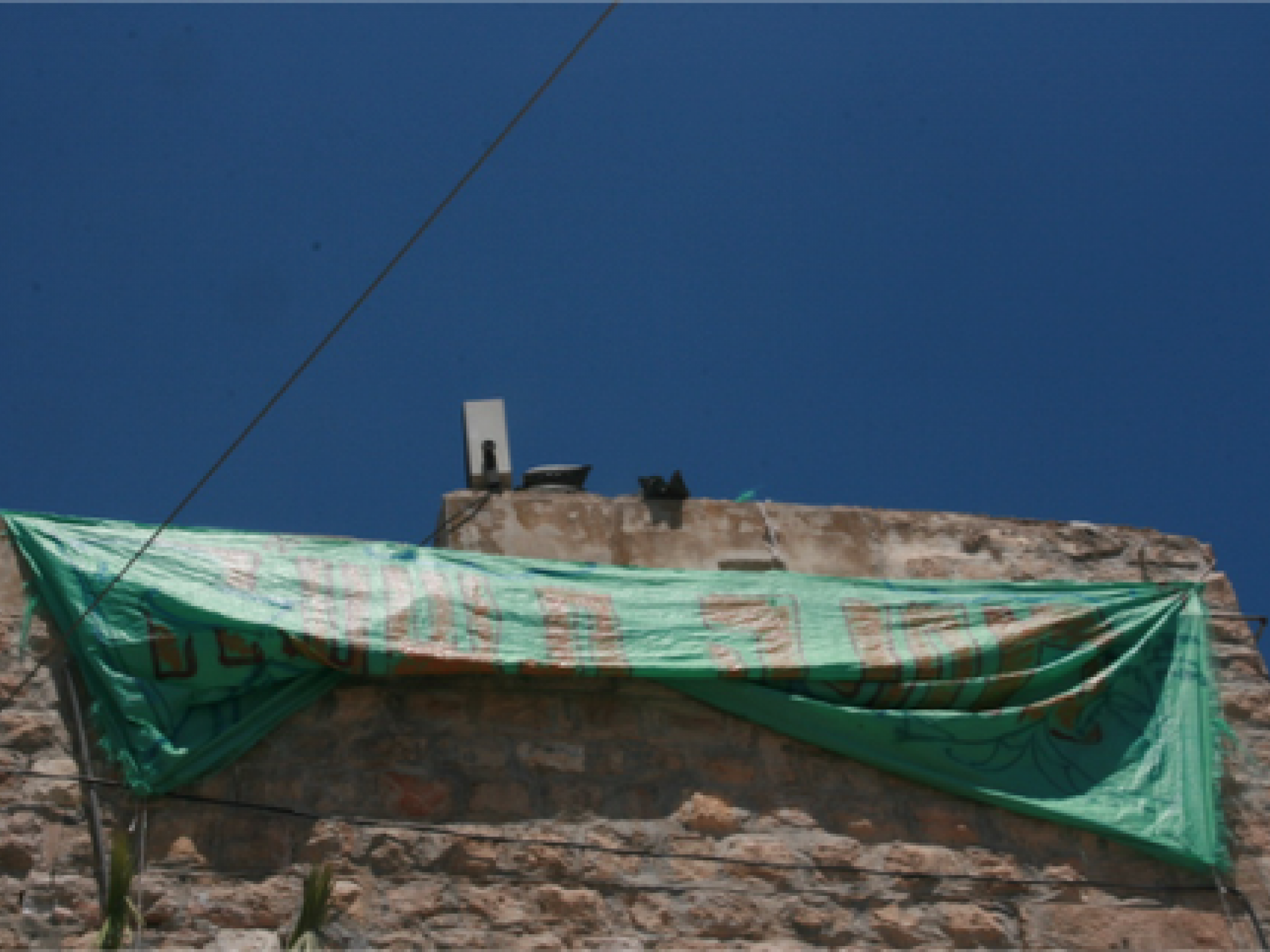 על הבית שבכניסה לשוק הסיטונאי הונפה כרזה ״מחנה תשע״ח״