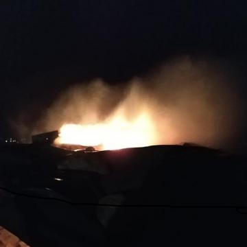 השריפה שעזאם צילם בלילה. התמונה נראית כמו הר געש והיא של גג הטאבון עם הברזנט שנפגע.