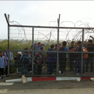 ילדים בתור לבידוק במחסום לפני ההליכה לבית הספר