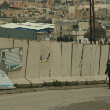 איש מבוגר צועד כי הנסיעה מותרת רק לרכבים ישראלים