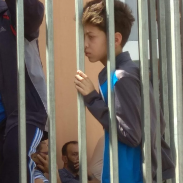 מחסום בית לחם: ילד ממתין בתוך "כלוב" ליד השער
