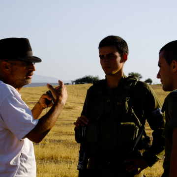 גיא הירשפלד מסביר לחיילים חדשים על הכיבוש