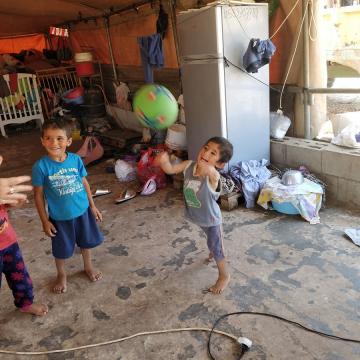 ח'אלת מכחול: ילדי משפחתו של בורהאן משחקים עם הכדור החדש, ורמי שנולד נכה נראה שמח מכולם