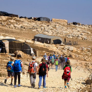 רשאש, בקעת הירדן: תלמידי בית ספר בטיול, חוצים את המאהל הבדואי