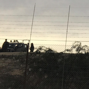 אחרי מעבר צומת שוקת נצפה ג'יפ צבאי ולידו צופים חיילים מאחורי הגדר בשטח A