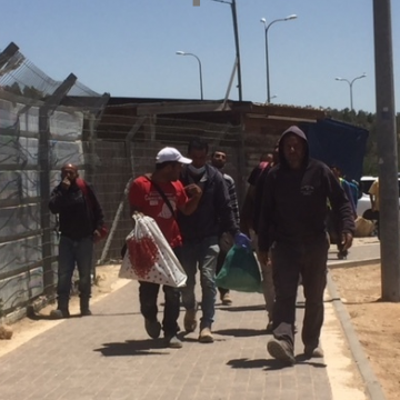 מחסום מיתר: אחרי שלושה שבועות פועלים פלסטינים חוזרים הביתה מעבודתם בישראל