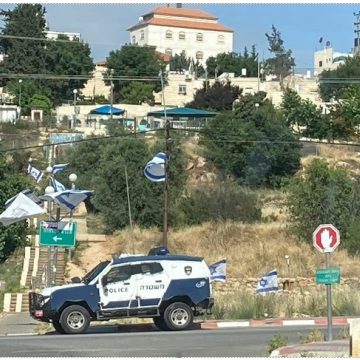 חברון: ניידת משטרה בכניסה לעיר מתחת לשכונת גבעת האבות 