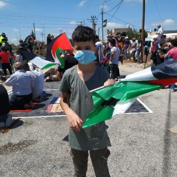 ילד בן 10  בהפגנה