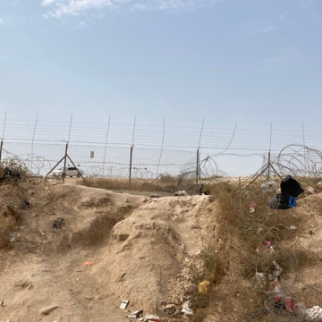 במרחק יריקה ממחסום מיתר פלסטינים עוברים חופשי דרך פרצה בגדר, לישראל ובחזרה לגדה