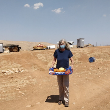 בקעת הירדן, נורית מביאה ארגז מזון לחמרה