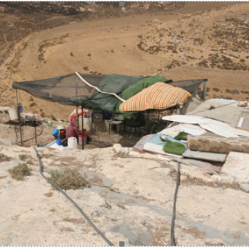דרום הר חברון: בית הקיץ של משפחת הרועים, בחורף הם גרים במערה