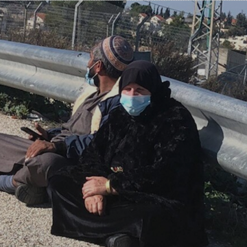 מת"ק עציון: זג קשישים יושבים על הכביש כי אין ספסלים לממתינים
