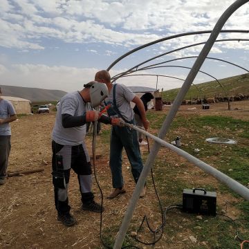 בקעת הירדן: פעילי קואליציית הבקעה בונים סככה לכבשים של נ'