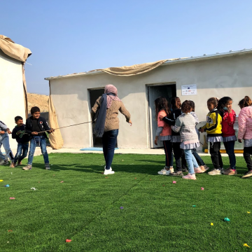 חמאם אל מאלח: ילדים משחקים בחצר הגן/בית הספר