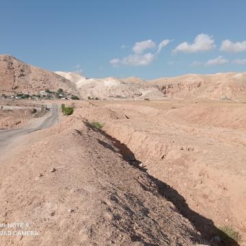 בקעת הירדן: תעלות וסוללות עפר לצד הכביש לעין א דיוכ