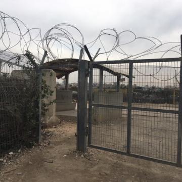שער המחסום הוסר בחבלה