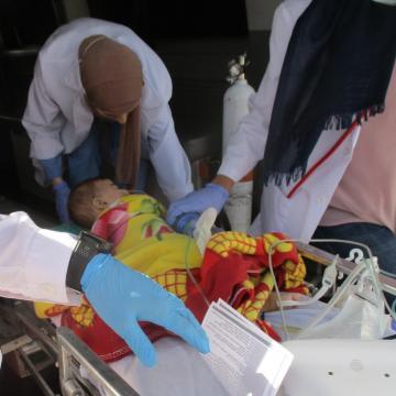 תינוק מעוכב בדרך לבית החולים