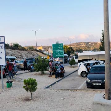 מחסום ברטעה: הפועלים עברו את המחסום ונאספים לרכבי ההסעה לעבודה