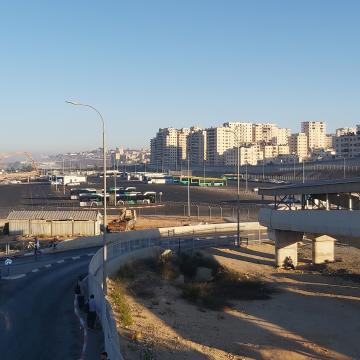 מבט מהגשר מערבה אל חניון האוטובוסים החדש 