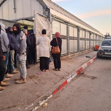 שתי נשים מחכות לנס במחסום ברטעה