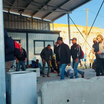 מחסום ברטעה: זרם אינסופי של פועלים חוזרים מעבודה בישראל