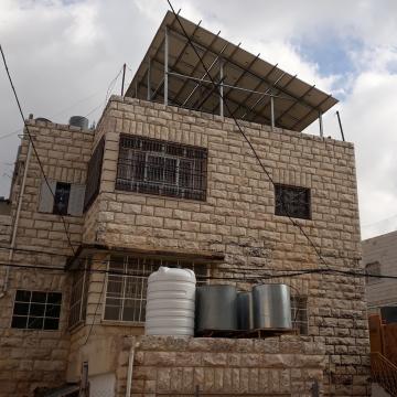 חברון - פאנלים סולריים מעל בית פלסטיני בתל רומיידה