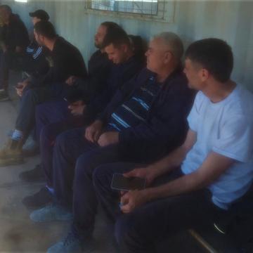 חבלה - פועלים פלסטינים יושבים וממתינים 