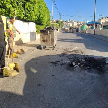  פועלי הניקיון של העירייה מפנים כביש בג'בל מוכאבר אחרי ליל מחאות נגד מבצע ג'נין