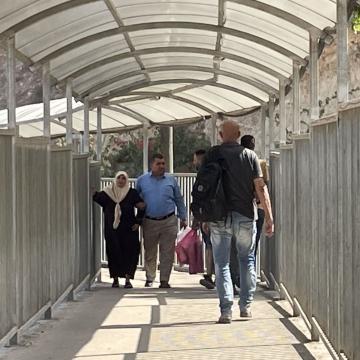 השרוול במחסום ברטעה: אשה מתקשה בהליכה בשרוול האינסופי