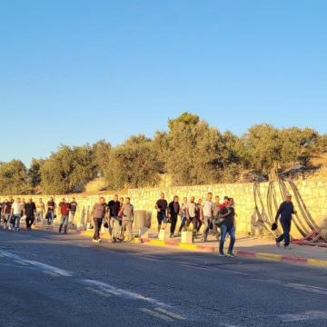 אחרי יום עבודה אבוד אתמול, פועלים פלסטינים בדרך ממחסום בית לחם לירושלים