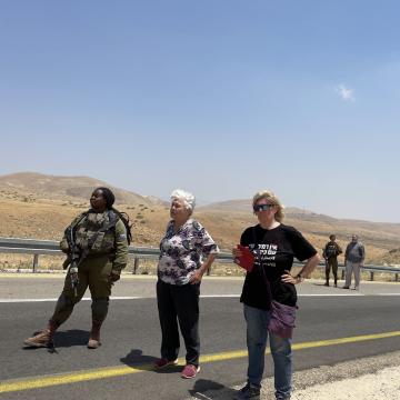 דפנה וצביה צופות בחסימת דרכי העפר מפני הפלסטינים