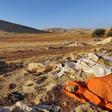 בקעת הירדן: שקי המזון לצאן של אבו סאפי, לאחר שנקרעו וםוזרו לכל עבר ע"י החיילים