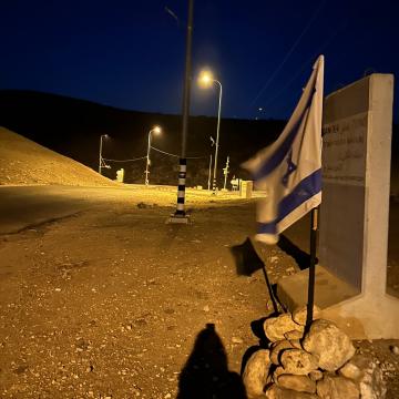 מתנחלים תוקעים דגל ישראל בכניסה לקהילה פלסטינית