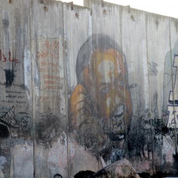 קלנדיה: גרפיטי של דיוקן פני ברגותי על החומה