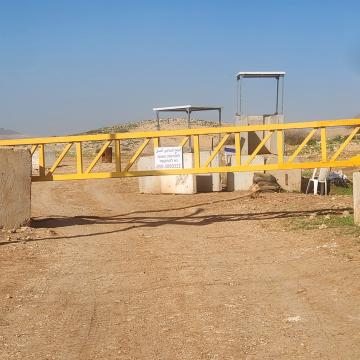 השער החוסם לפלסטינים את הדרך להביא מים מול התנחלות רועי