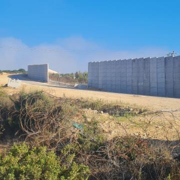 חומת ההפרדה הענקית והאכזרית במחסום עאנין, צולם בשנה שעברה