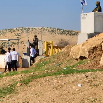נערי חב'ד מרקדים במחסום שמעכב את הפלסטינים