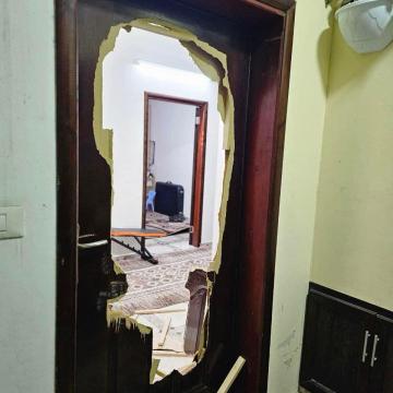 מאדמא. חיילים שברו את דלת הכניסה כדי להיכנס לבית 