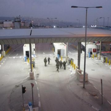 קלנדיה - חיילים עוזבים את המחסום אחרי סגירתו 