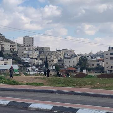 תושבים פלסטינים נאלצים להיכנס לכפר דורא ברגל בגלל החסימות
