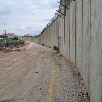 באקה: החומה המפרידה בין באקה המזרחית למערבית חתכה שכונות לשתיים