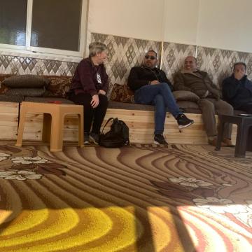 א-תוואני - בשיג של משפחת עדרה עם המפקחים ממשרד החינוך הפלסטיני מיטא 