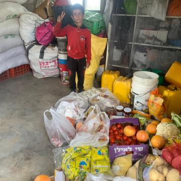 מתחם אבו קביטה - מצרכי המזון שהבאנו למשפחות אבו קבטה ליד בית יתיר