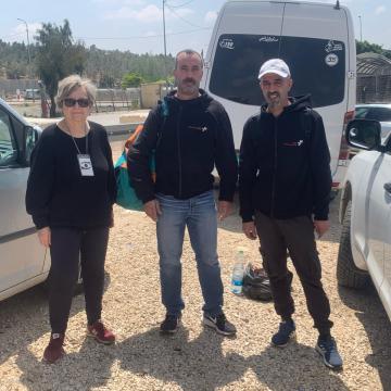 בדרך לרהווה - עם 2 הפועלים הפלסטינים שעובדים במפעל בשדרות