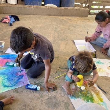 בקעת הירדן, פארסיה :הילדים שקועים בציור בבית בזמן השביתה 3.5.2024 רחל אפק