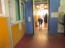 ילדה על הרצפה