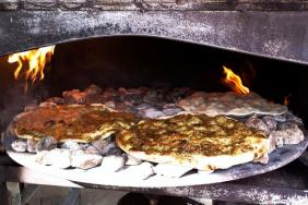 פיתות נאפות על אבנים לוהטות בברטעה