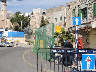ההפרדה בחברון. זה הצד של היהודים ופה זה ערבים" (שלום עכשיו)