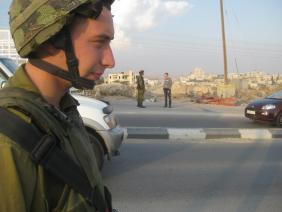 הקרוב שומר עלי והרחוק על הפלסטיני